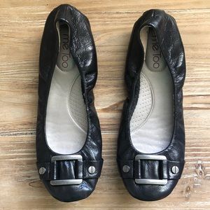 NWOT Me Too black leather buckle flats